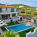 Masanda Villa *